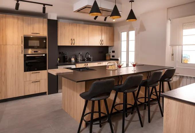 Cucina industriale con isola in legno e nero a Brera Milano