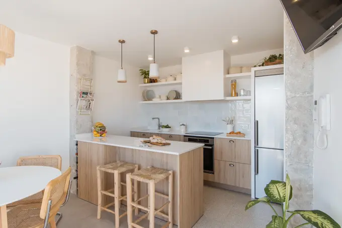 Cucina nordica con isola in legno bianco a Porta Romana Milano