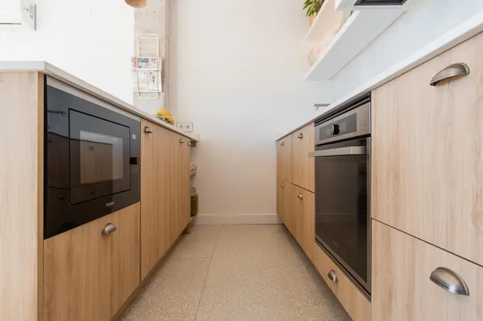 Mobili bassi in legno e elettrodomestici cucina nordica Milano