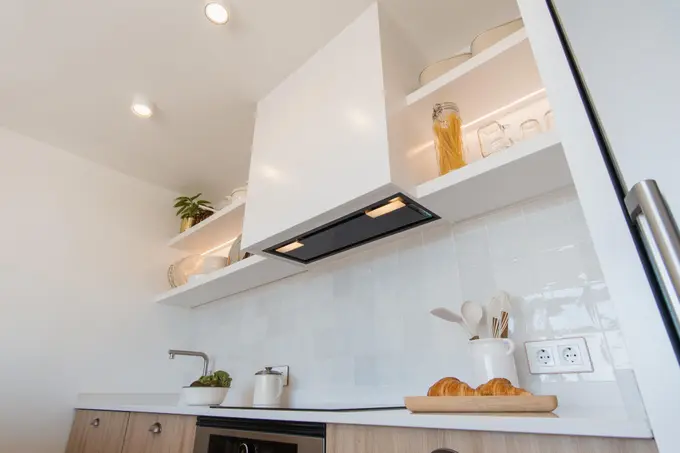 Pensili aperti in legno e cappa a incasso cucina nordica Milano