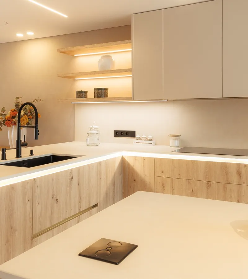 cucina su misura Milano con isola in marmo bianco